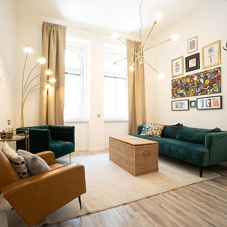 2-Room Apartment On The First Floor With Designer Renovation. Exit To The Courtyard. 15 Minutes To Schloss Schoenbrunn 维也纳 外观 照片