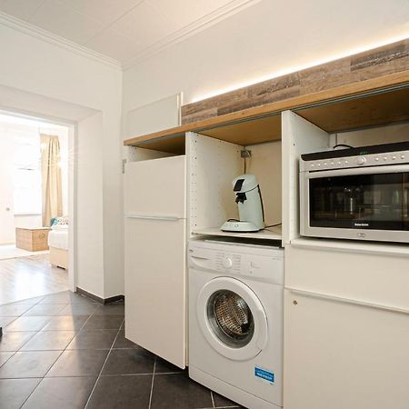 2-Room Apartment On The First Floor With Designer Renovation. Exit To The Courtyard. 15 Minutes To Schloss Schoenbrunn 维也纳 外观 照片