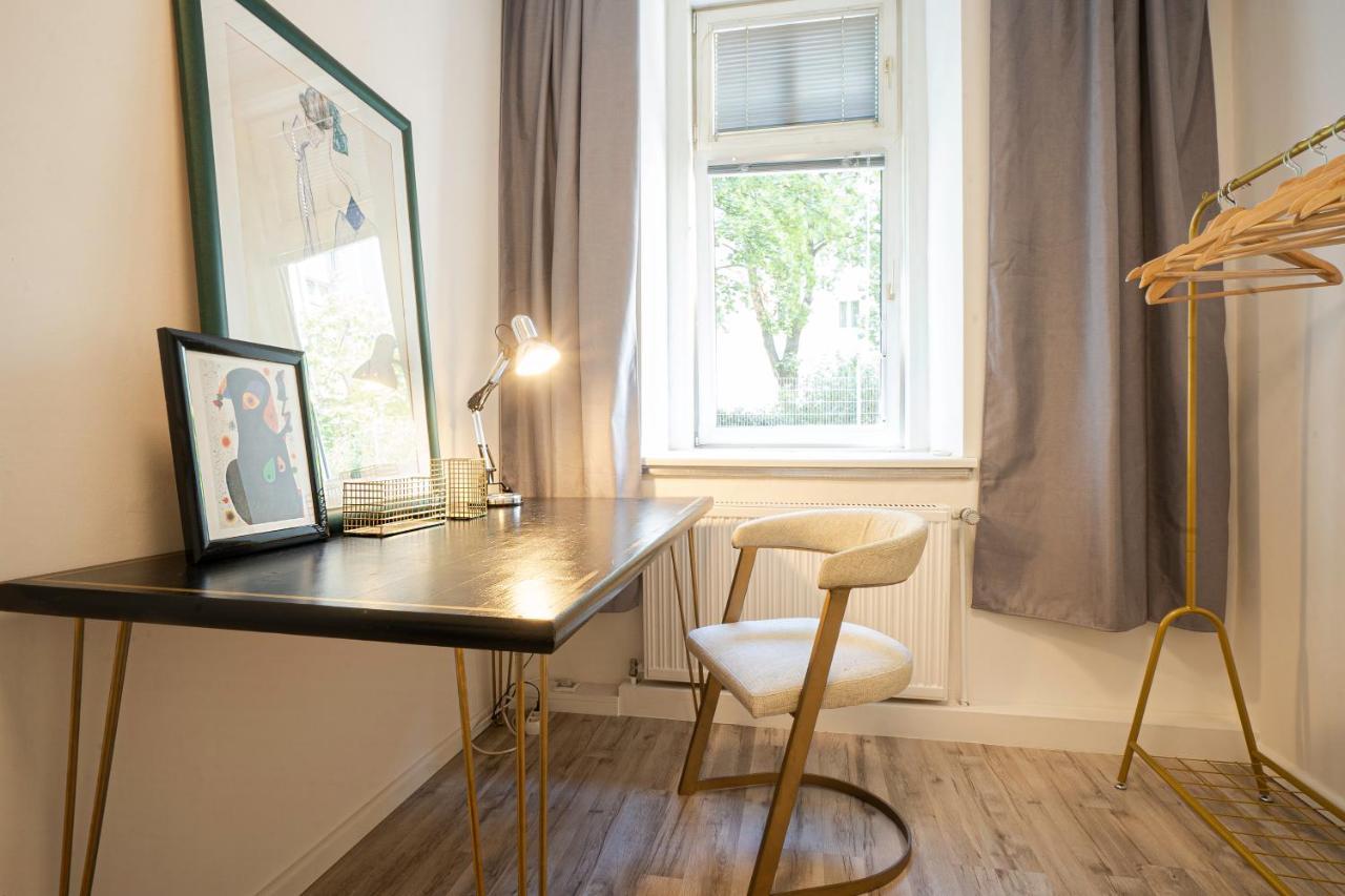 2-Room Apartment On The First Floor With Designer Renovation. Exit To The Courtyard. 15 Minutes To Schloss Schoenbrunn 维也纳 外观 照片