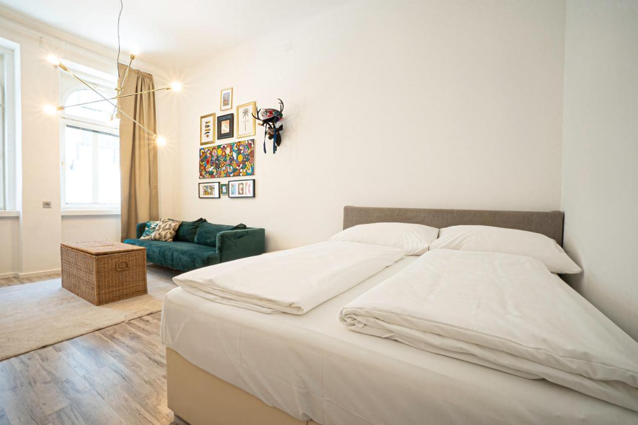 2-Room Apartment On The First Floor With Designer Renovation. Exit To The Courtyard. 15 Minutes To Schloss Schoenbrunn 维也纳 外观 照片