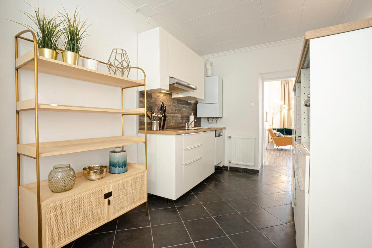 2-Room Apartment On The First Floor With Designer Renovation. Exit To The Courtyard. 15 Minutes To Schloss Schoenbrunn 维也纳 外观 照片