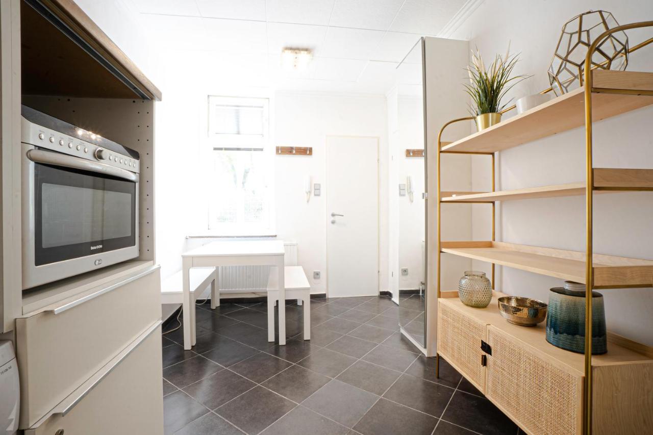 2-Room Apartment On The First Floor With Designer Renovation. Exit To The Courtyard. 15 Minutes To Schloss Schoenbrunn 维也纳 外观 照片