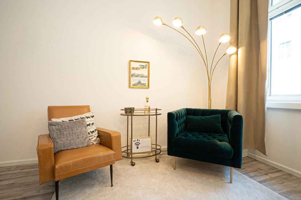 2-Room Apartment On The First Floor With Designer Renovation. Exit To The Courtyard. 15 Minutes To Schloss Schoenbrunn 维也纳 外观 照片