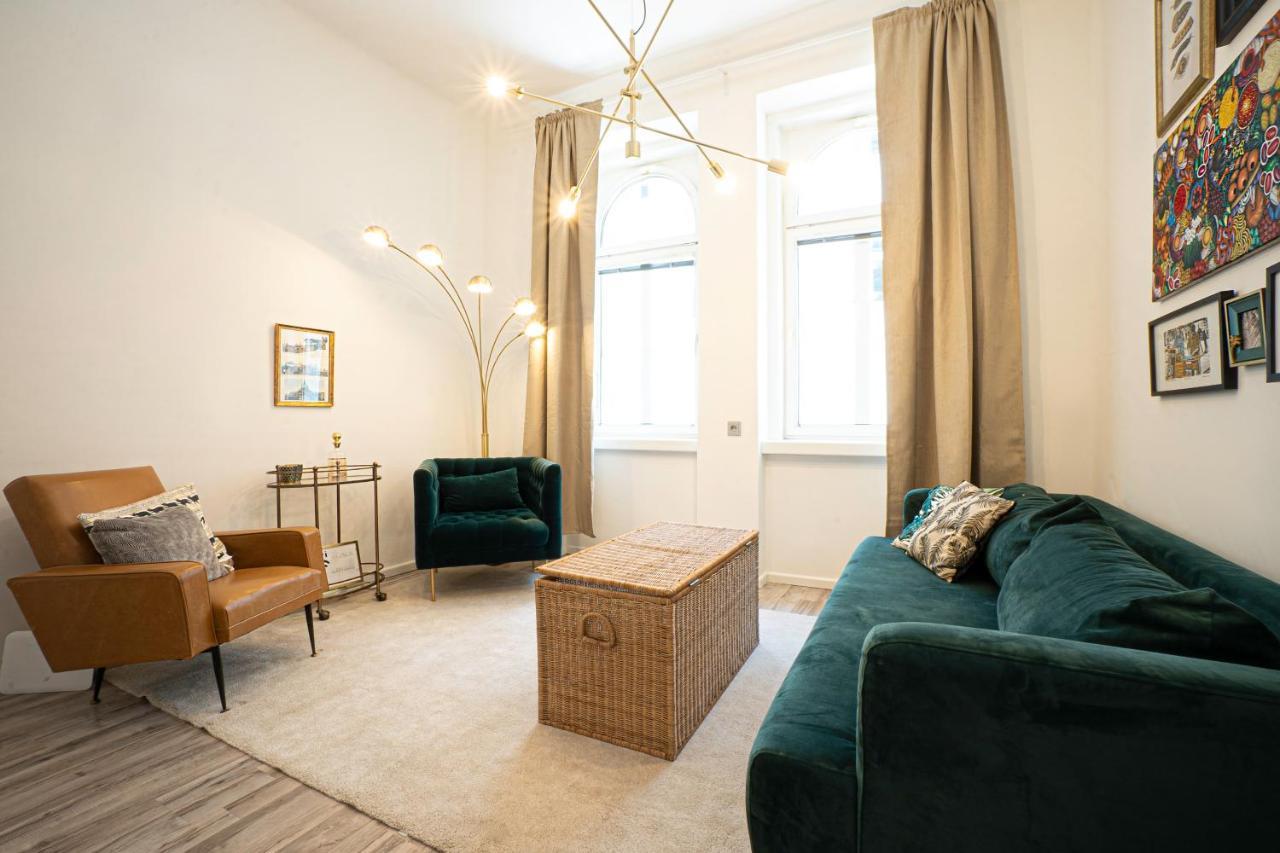 2-Room Apartment On The First Floor With Designer Renovation. Exit To The Courtyard. 15 Minutes To Schloss Schoenbrunn 维也纳 外观 照片