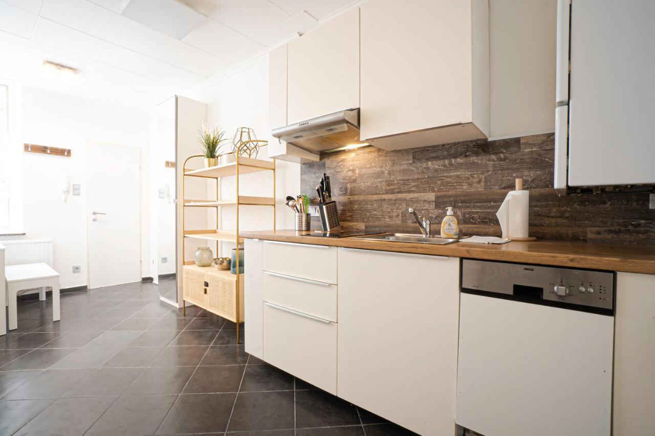 2-Room Apartment On The First Floor With Designer Renovation. Exit To The Courtyard. 15 Minutes To Schloss Schoenbrunn 维也纳 外观 照片