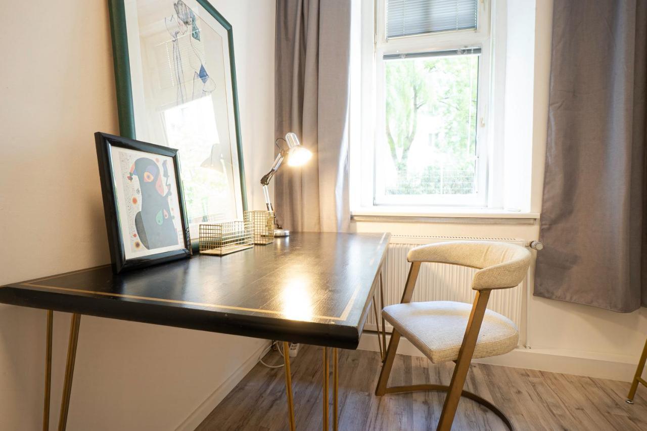 2-Room Apartment On The First Floor With Designer Renovation. Exit To The Courtyard. 15 Minutes To Schloss Schoenbrunn 维也纳 外观 照片