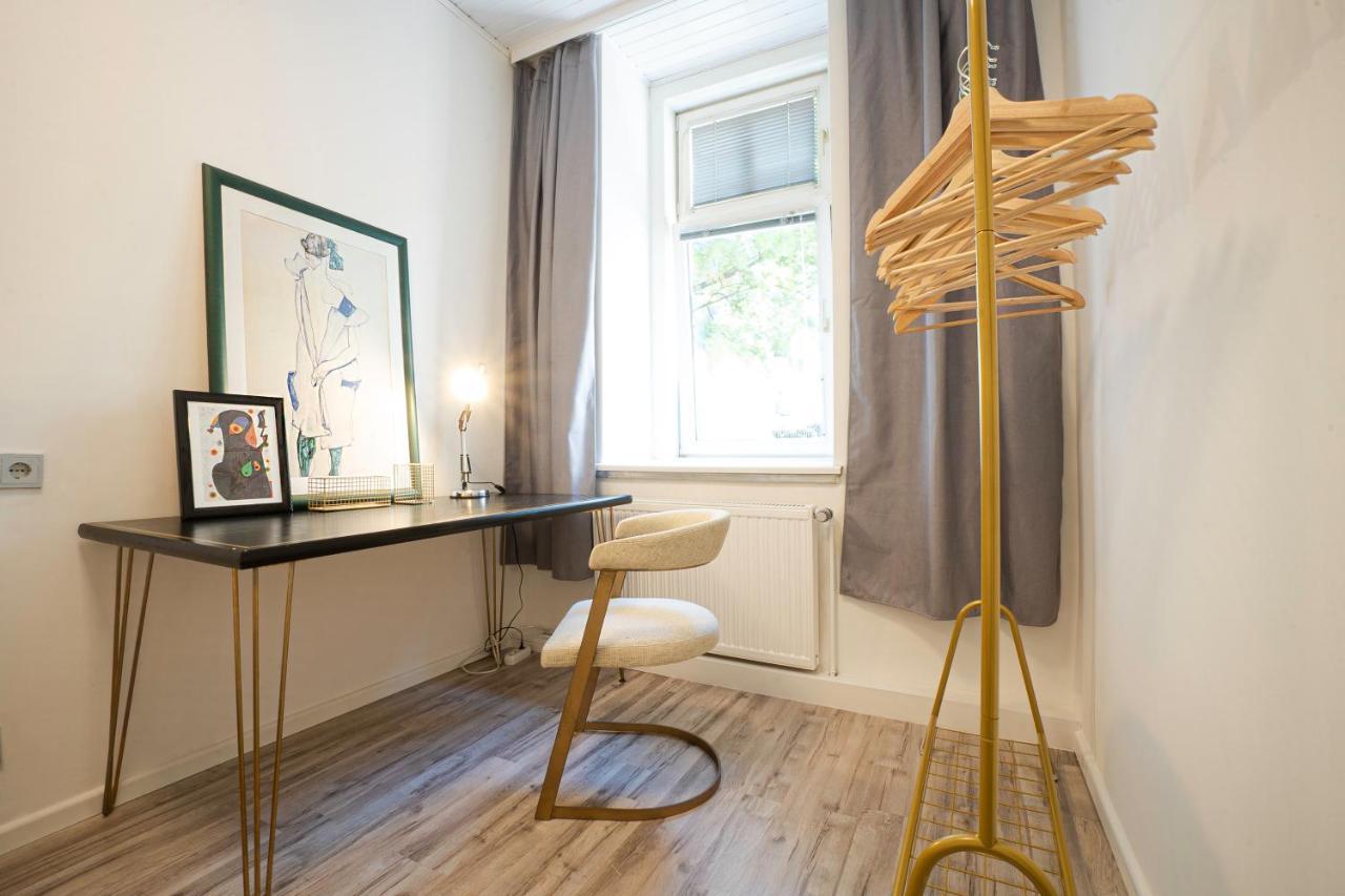 2-Room Apartment On The First Floor With Designer Renovation. Exit To The Courtyard. 15 Minutes To Schloss Schoenbrunn 维也纳 外观 照片
