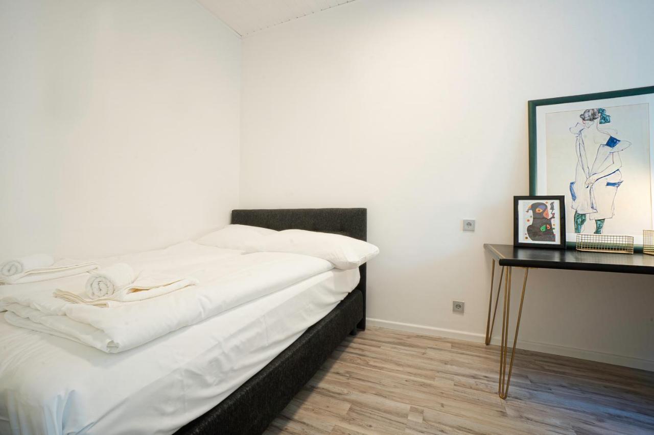 2-Room Apartment On The First Floor With Designer Renovation. Exit To The Courtyard. 15 Minutes To Schloss Schoenbrunn 维也纳 外观 照片