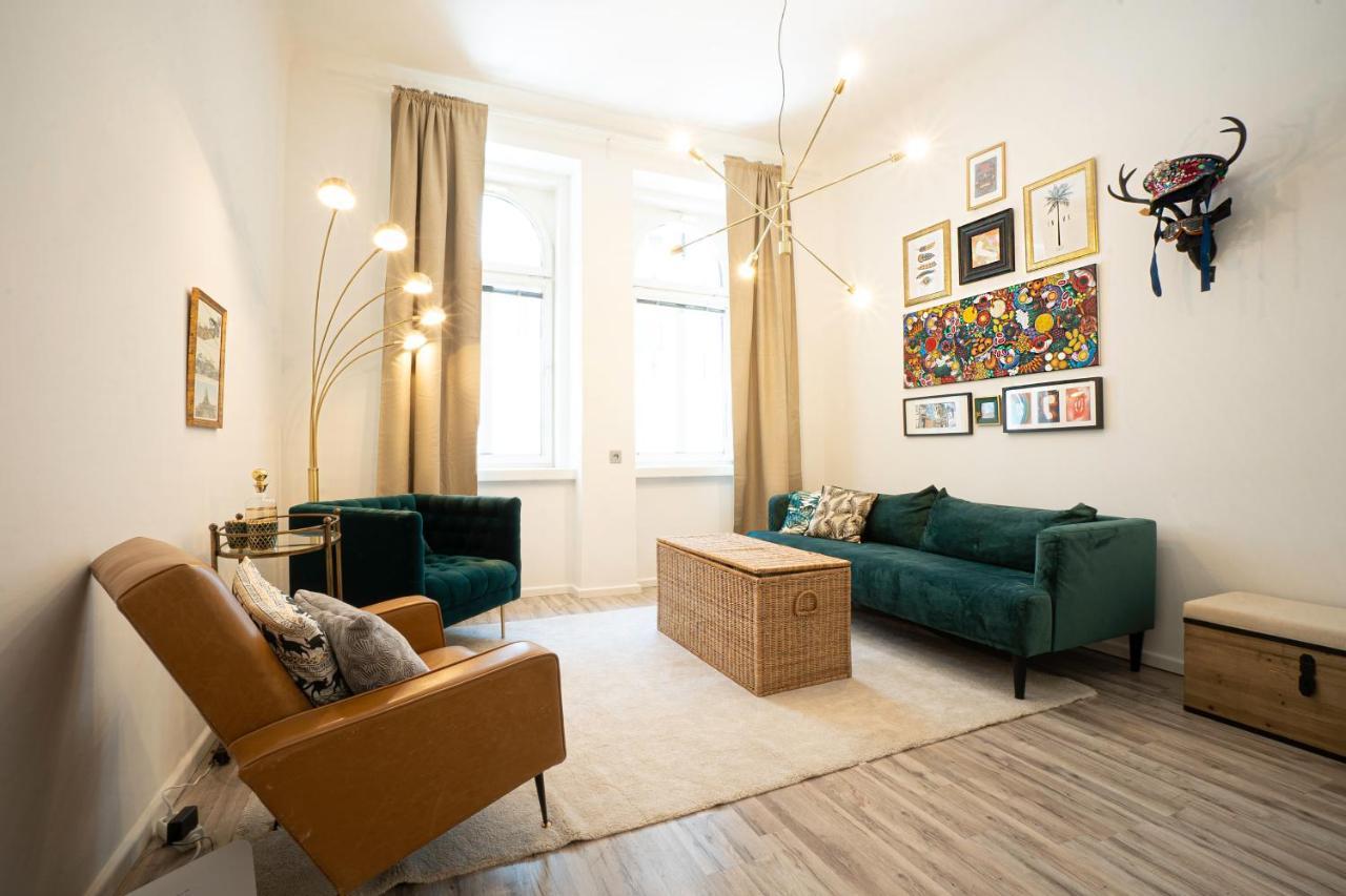 2-Room Apartment On The First Floor With Designer Renovation. Exit To The Courtyard. 15 Minutes To Schloss Schoenbrunn 维也纳 外观 照片