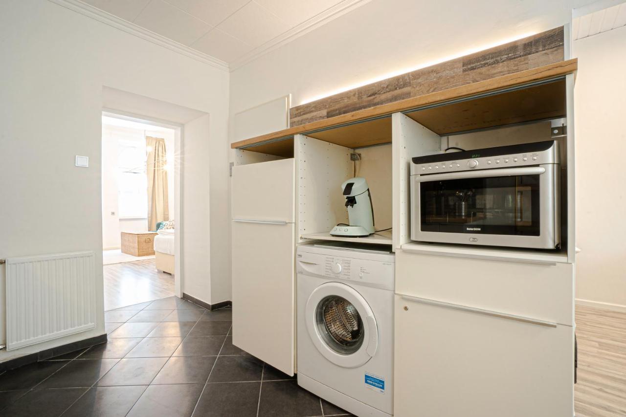 2-Room Apartment On The First Floor With Designer Renovation. Exit To The Courtyard. 15 Minutes To Schloss Schoenbrunn 维也纳 外观 照片