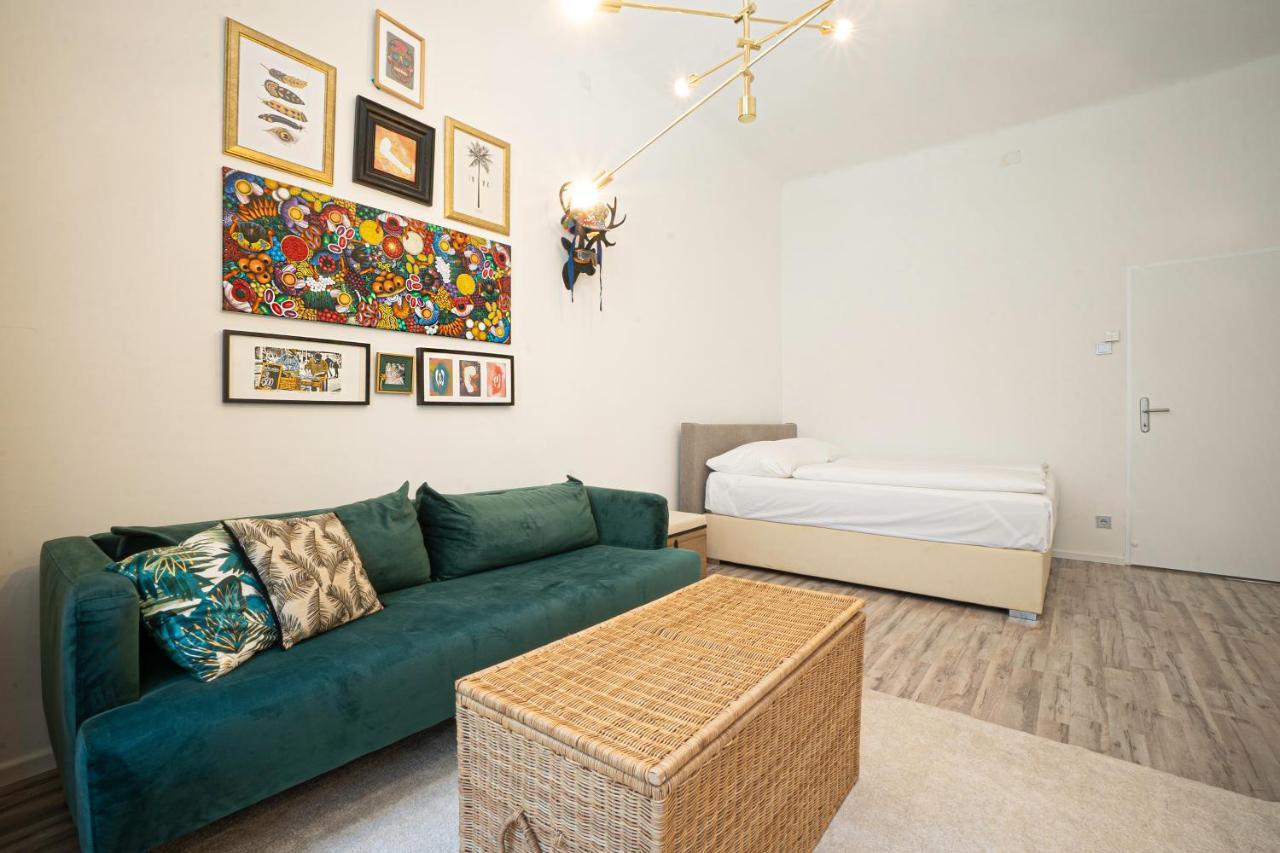 2-Room Apartment On The First Floor With Designer Renovation. Exit To The Courtyard. 15 Minutes To Schloss Schoenbrunn 维也纳 外观 照片