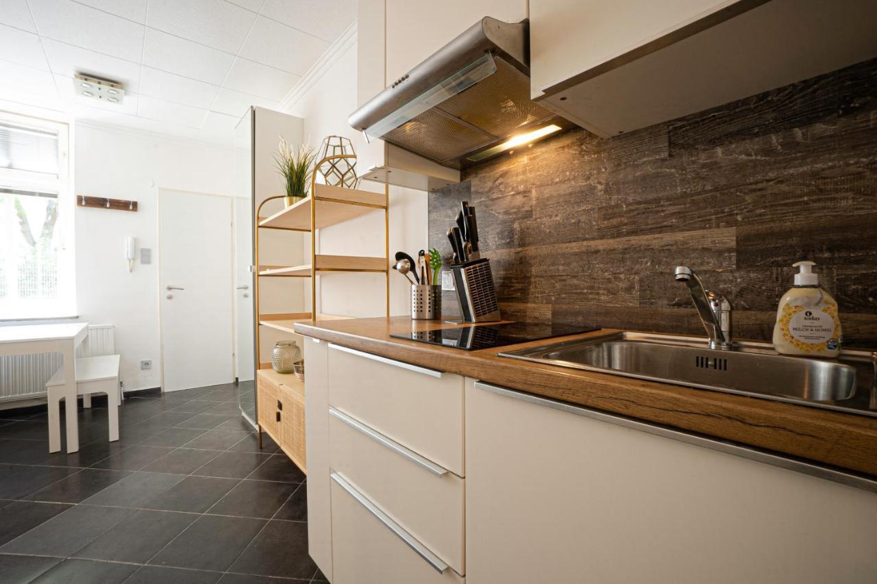2-Room Apartment On The First Floor With Designer Renovation. Exit To The Courtyard. 15 Minutes To Schloss Schoenbrunn 维也纳 外观 照片