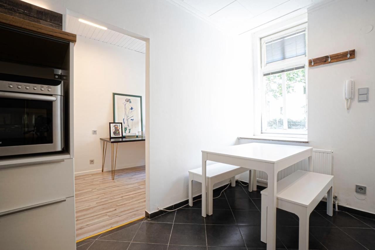 2-Room Apartment On The First Floor With Designer Renovation. Exit To The Courtyard. 15 Minutes To Schloss Schoenbrunn 维也纳 外观 照片